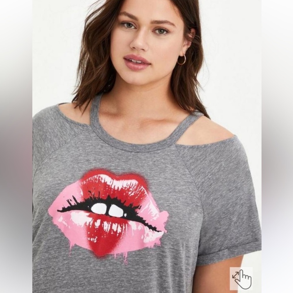 Torrid Graphic Heart/Lips Cold Shoulder Tee NWOT